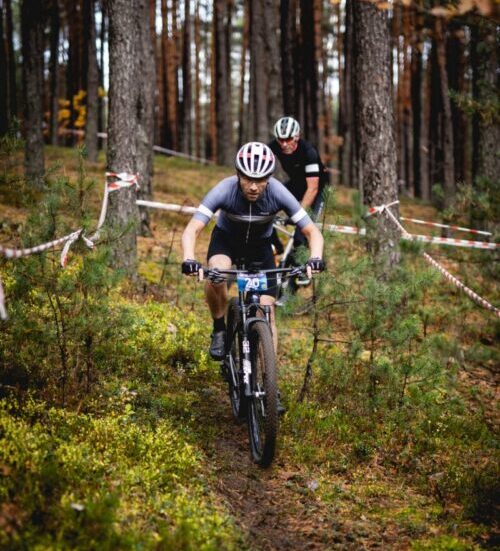 wyścig kolarski mtb trener w akcji