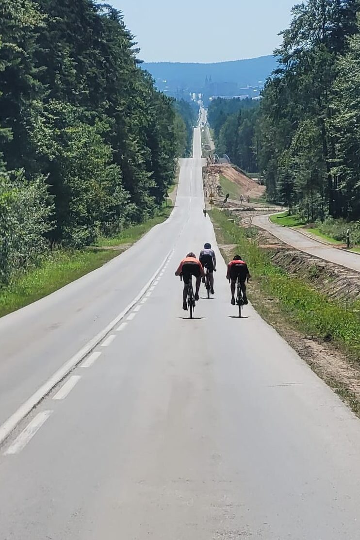 Trening kolarski grupa kolarzy