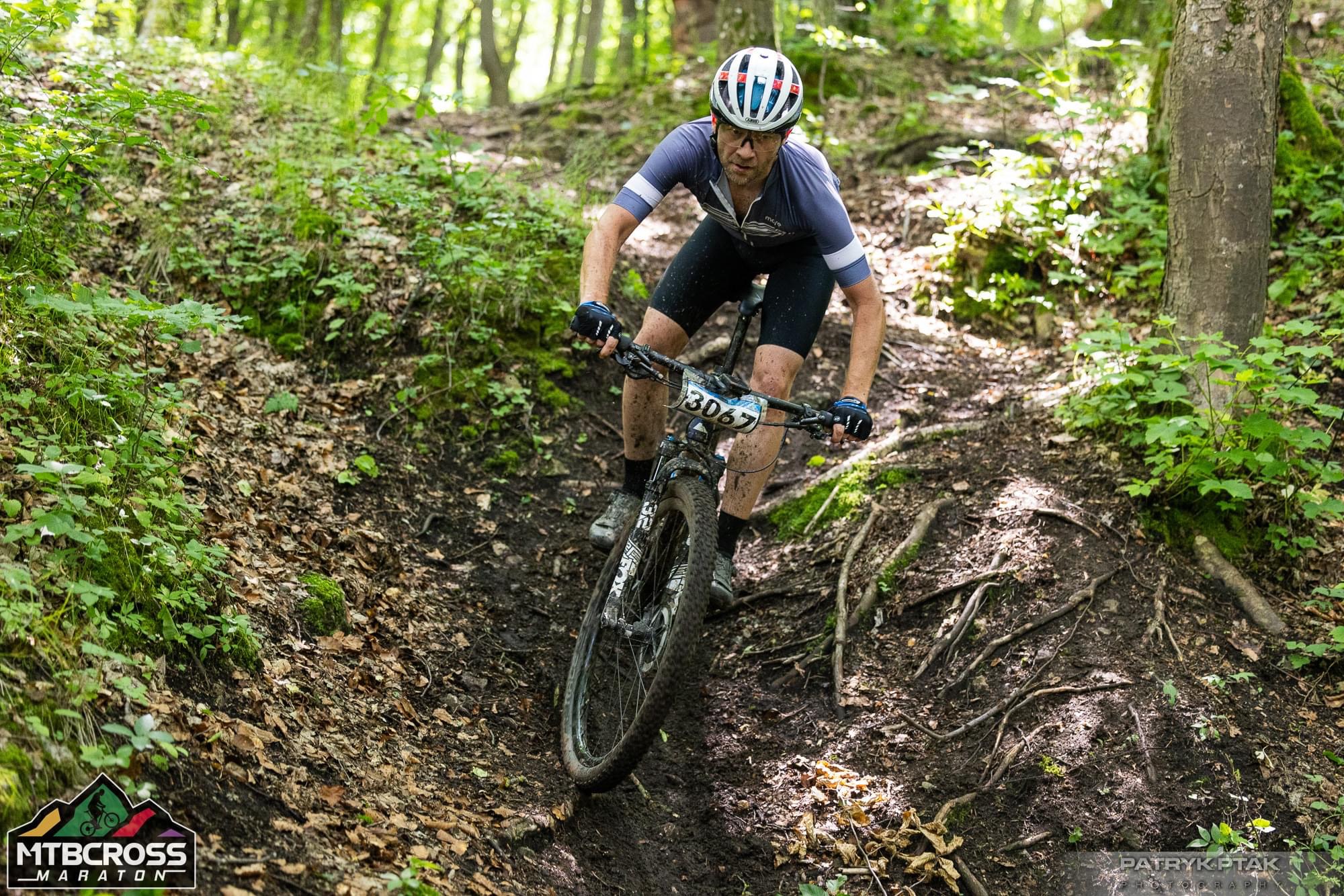 Kolarz mtb na wyścigu trener na wyścigu