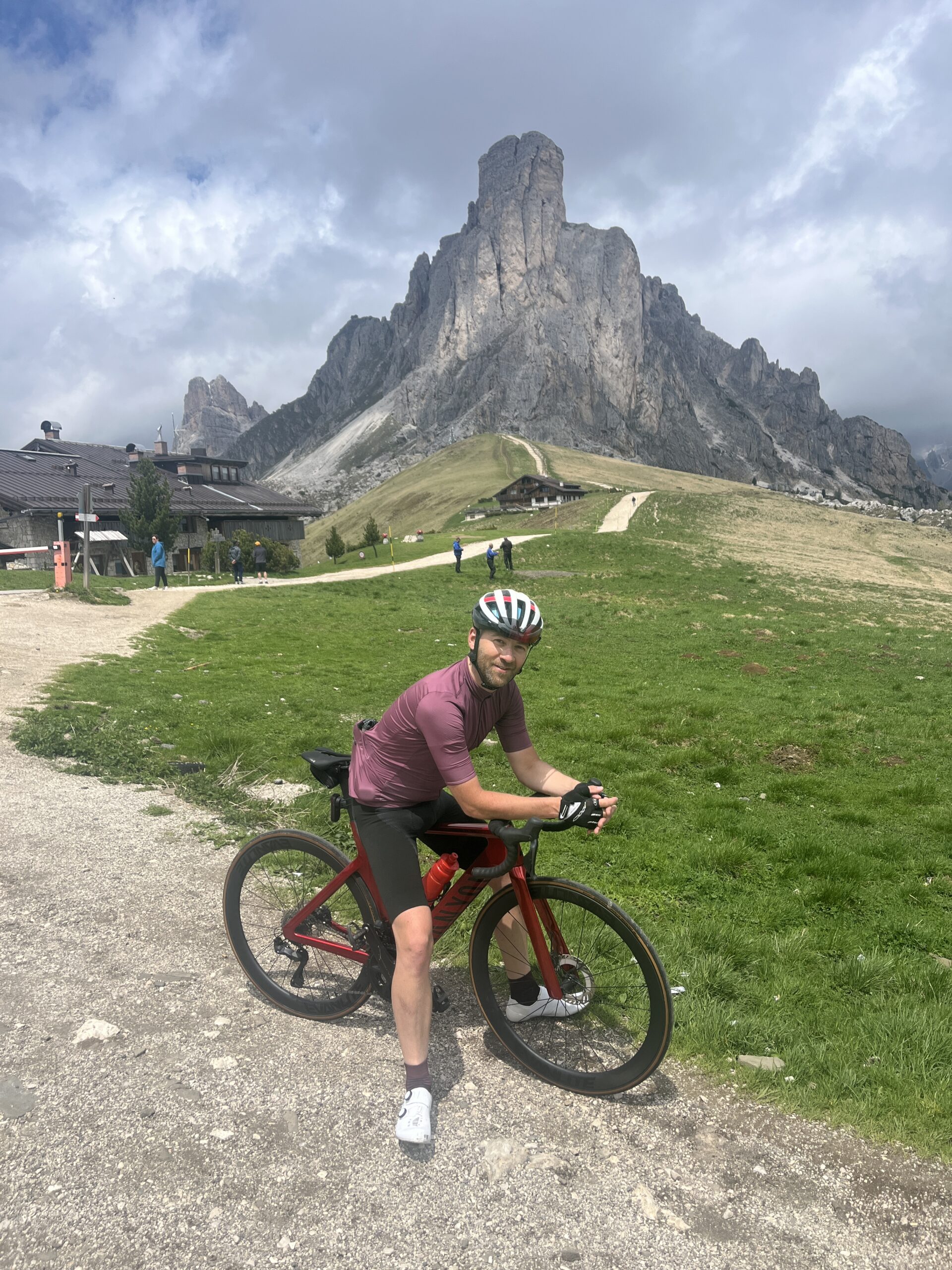 Kolarz szosowy w Alpach Passo Giau