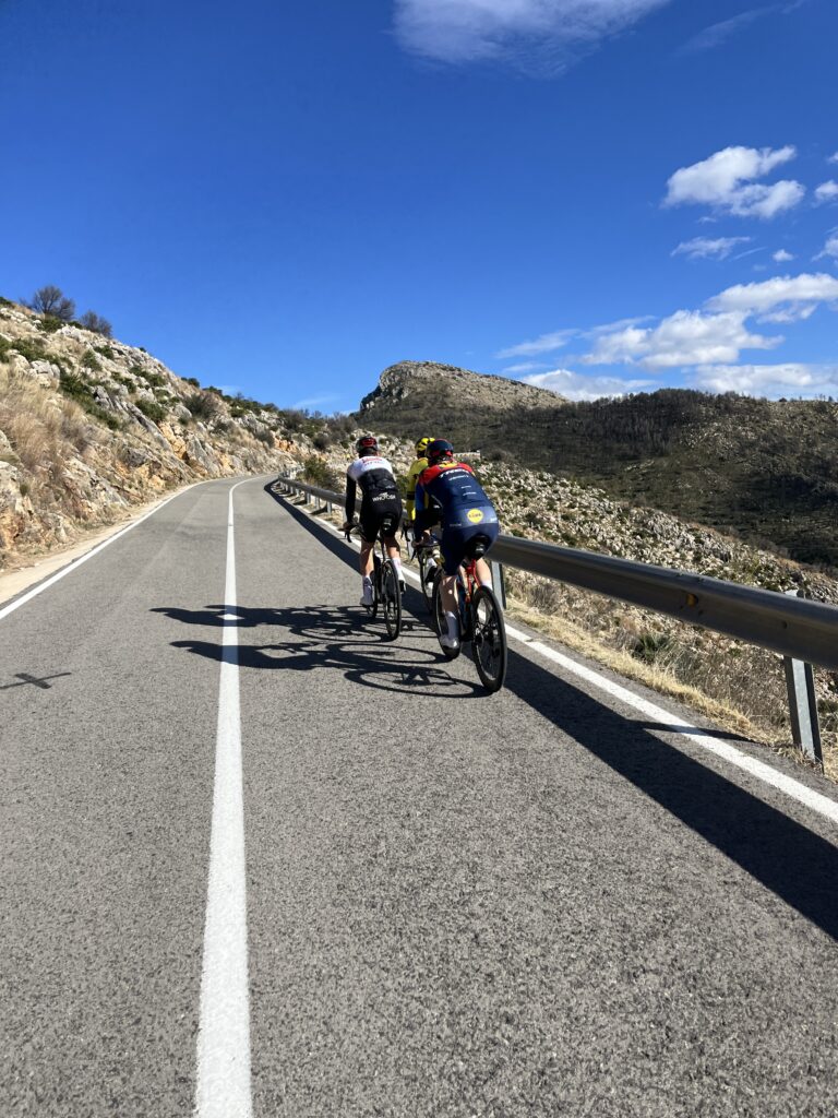 Kolarze world tour na trasie trening kolarski calpe
